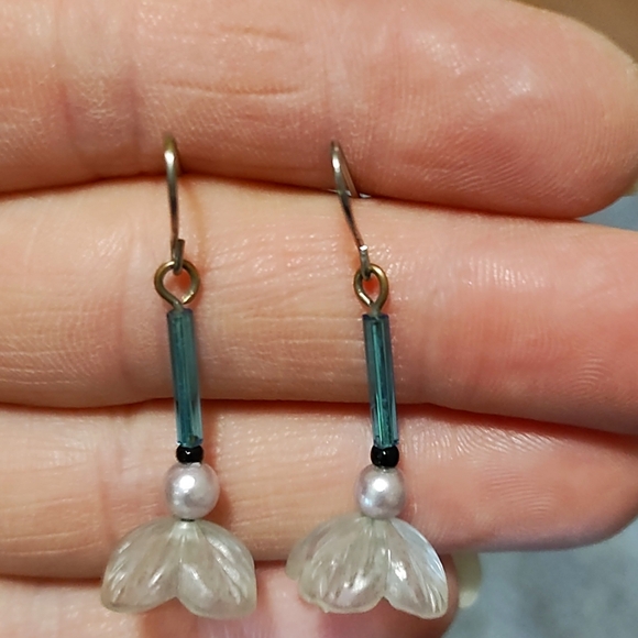 VINTAGE TRUMPET LILY FAUX PEARL DROP DANGLE HOOK 1.1" EARRINGS - Picture 5 of 9